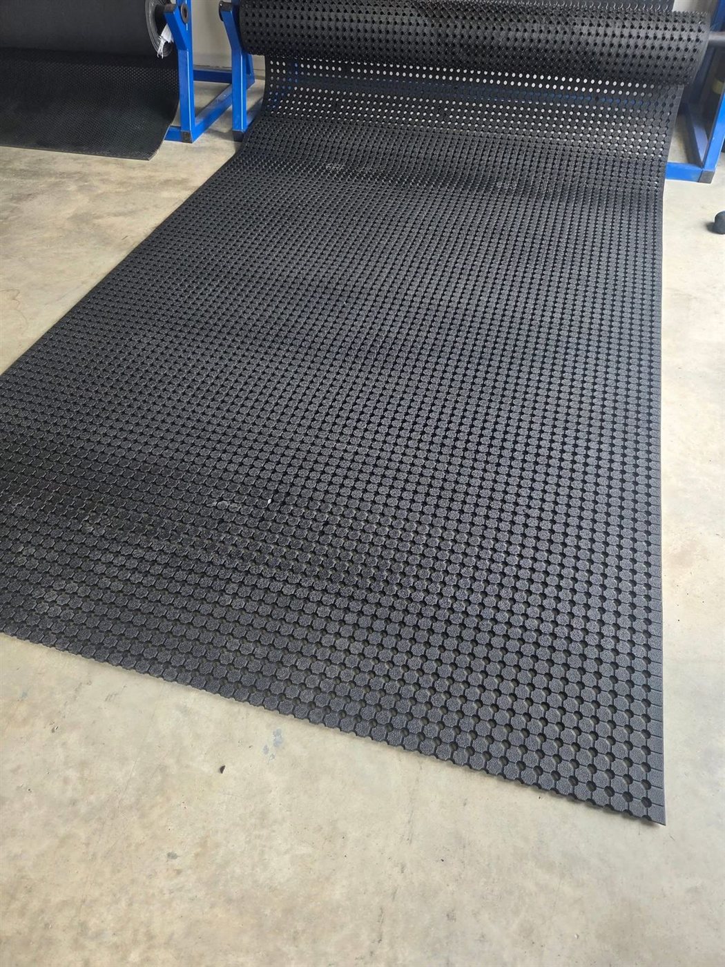 Anti-fatigue rubber matting on the cutting line